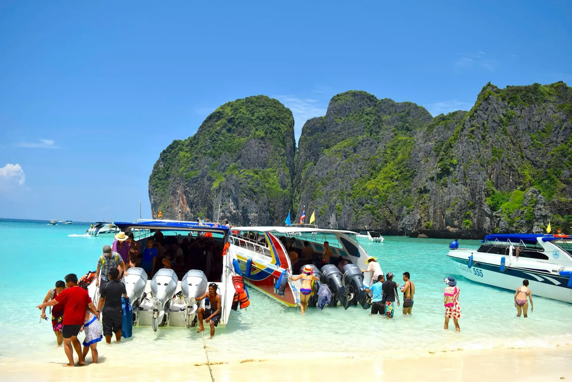 Group island boat excursion in Thailand