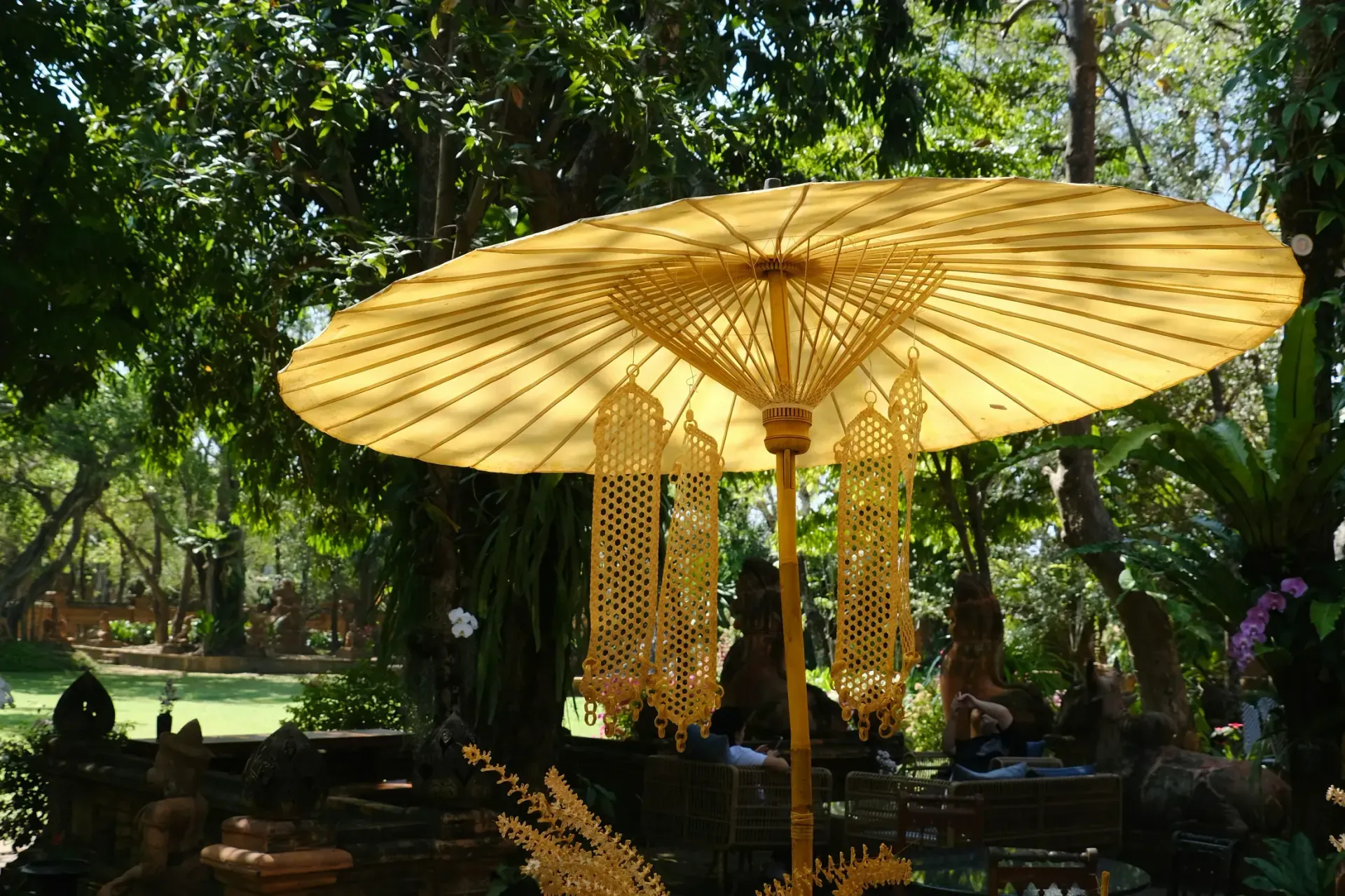 Tropical wedding reception table