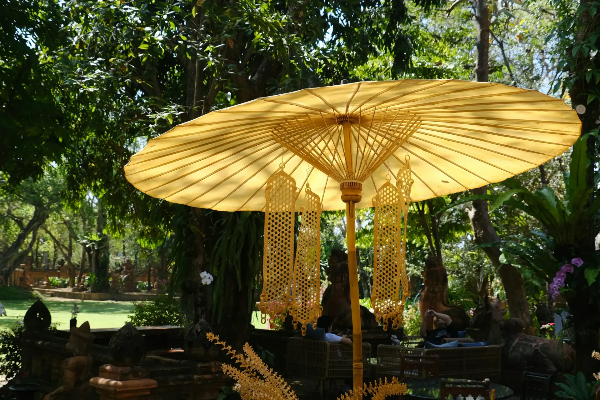 Tropical wedding reception table
