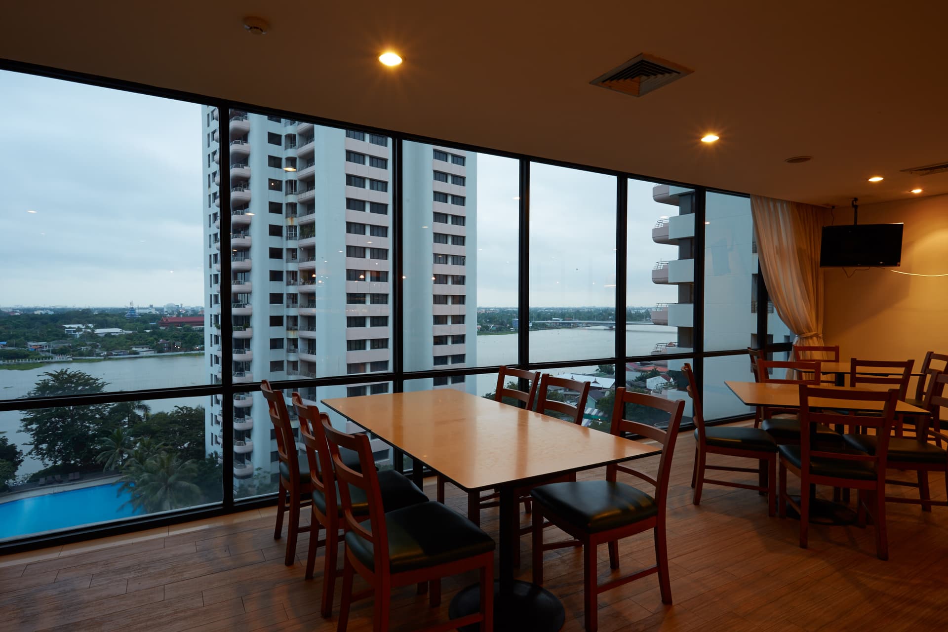 River view dining at River Cuisine Restaurant, Riverine Place