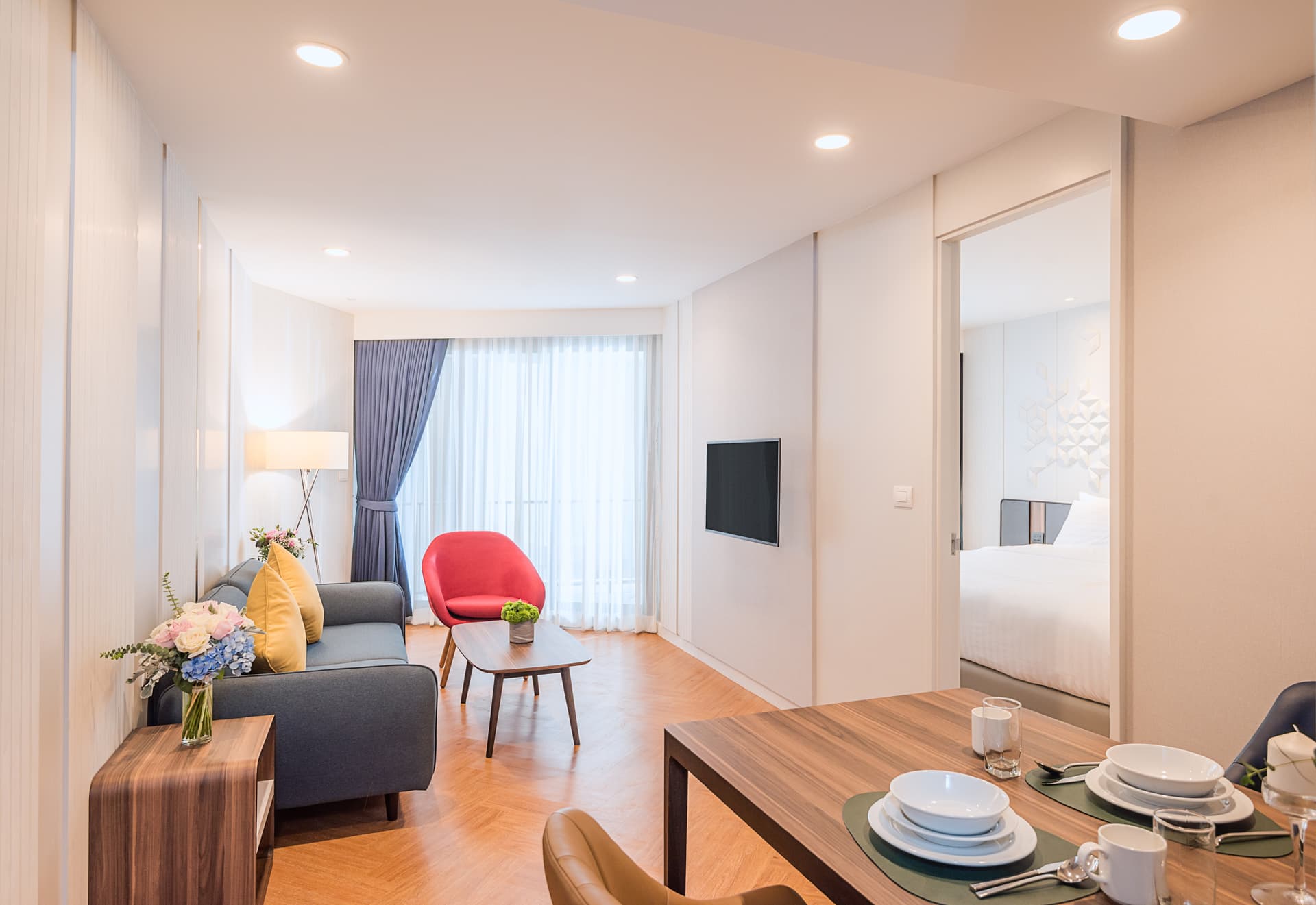 Spacious 1 bedroom deluxe living room at Amanta Sathorn