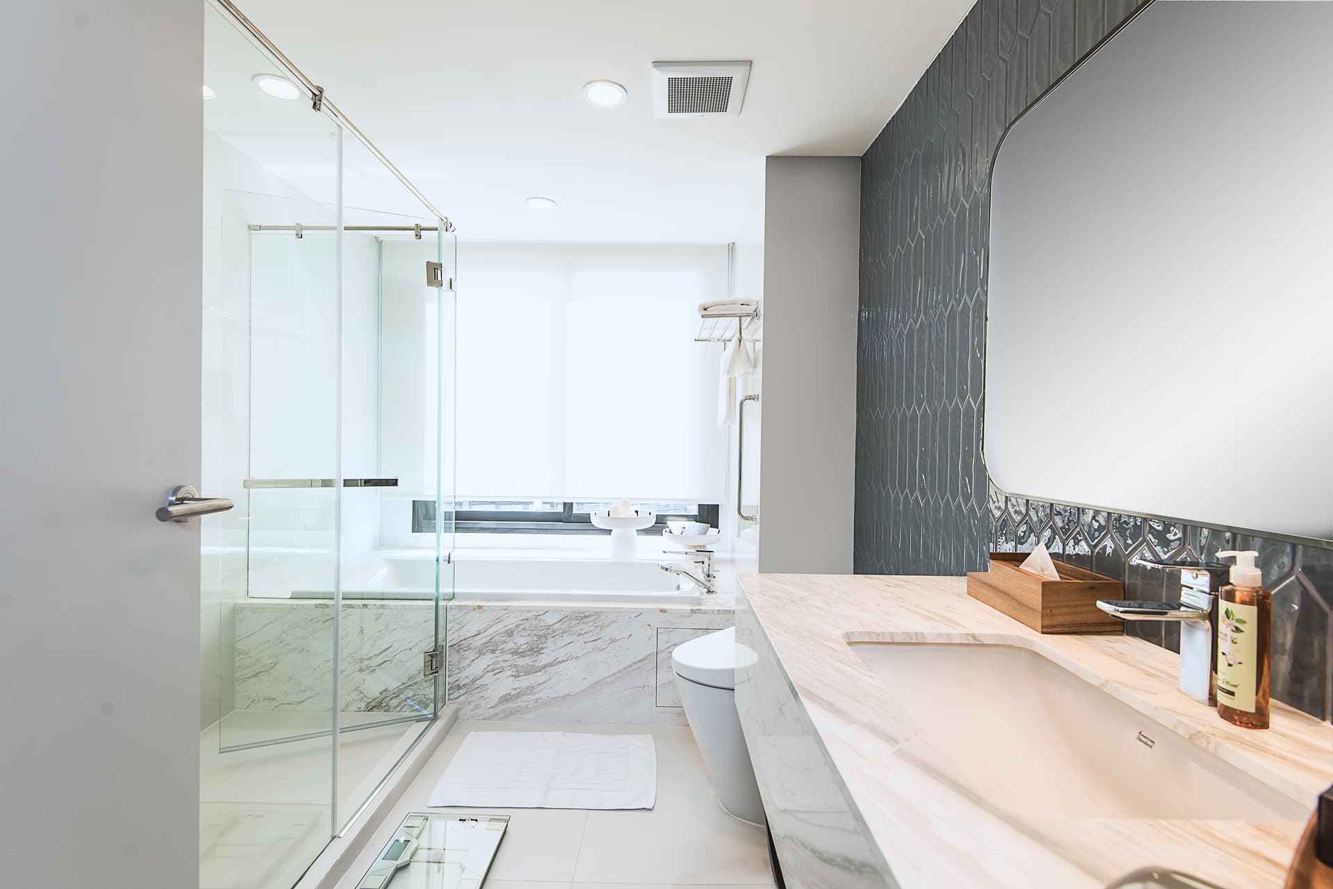 En-suite bathroom in 2 Bedroom Executive at Amanta Sathorn