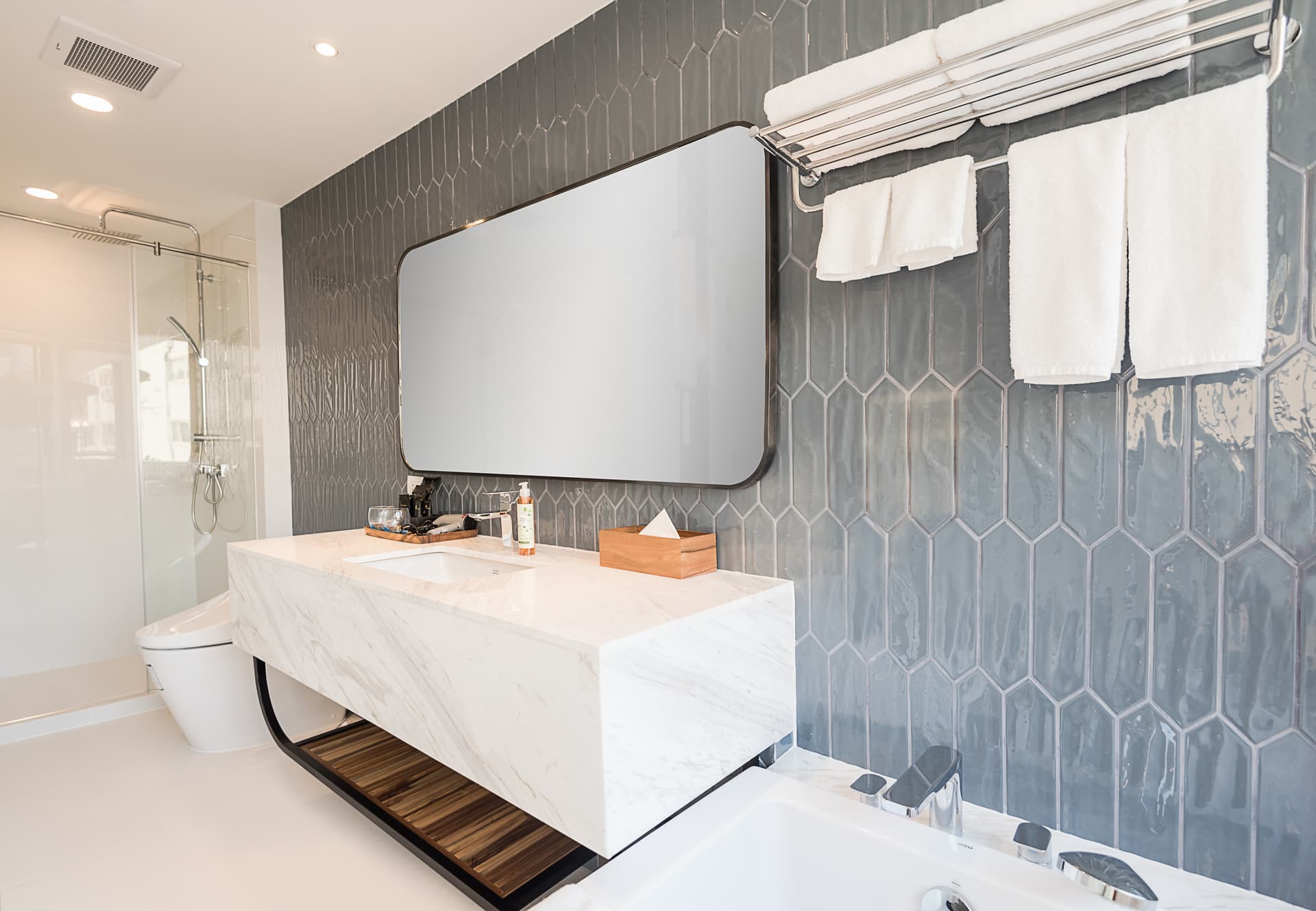 Master bathroom in 2 Bedroom Deluxe at Amanta Sathorn